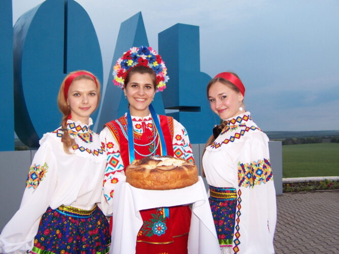 Ukrainians welcoming an EU delegation to Mariupol, 2010